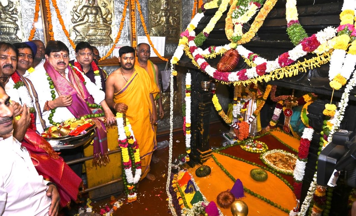 N_RamchanderRao's tweet photo. On the third day of Navratri, offered prayers at sacred Balkampet Yellamma Temple.

May Jagadamba bless everyone with boundless joy, peace and prosperity. 

Jai Maa! https://t.co/eR7DQ1OyZG