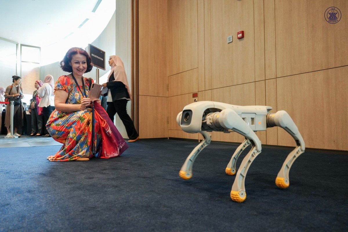 ISIS_MY's tweet photo. ISIS Malaysia’s Realising an AI nation conference is officially underway! Delegates were greeted and welcomed by a humanoid robot and a robot dog right at the venue. #RealisinganAInation https://t.co/cJ9bnfIJvz