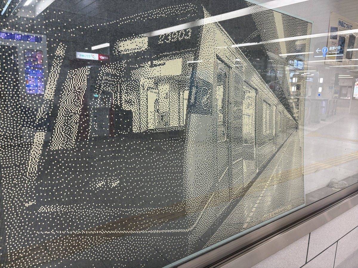OsakaMetroOfcl's tweet photo. 【西梅田駅のパンチくずアート🖼】

切符のパンチくずを使って作られた巨大なアート作品をご存じですか⁇

「もう二度としない」というコメントが残された初代作品から11年。
なんと現在、若手駅社員の手によって3つ目の巨大作品を制作中！完成は10月末を予定しています🎊

皆さまお楽しみに！ https://t.co/QRcongUAgA