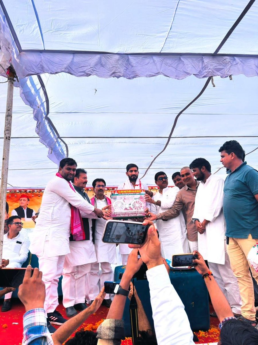 socialistaditya's tweet photo. ग्राम खलवा पट्टी, जनपद कुशीनगर में श्रद्धेय नेताजी व स्व० रामायन यादव जी मूर्ति का अनावरण किया और मौजूद जनसभा से समाजवादी पार्टी की नीतियों से अवगत कराया। https://t.co/UpChKWq0cG