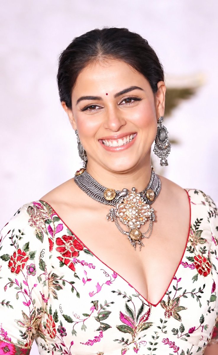 Leviathn01's tweet photo. ever gorgeous genelia mommy 😍 https://t.co/kaVHqskz3A
