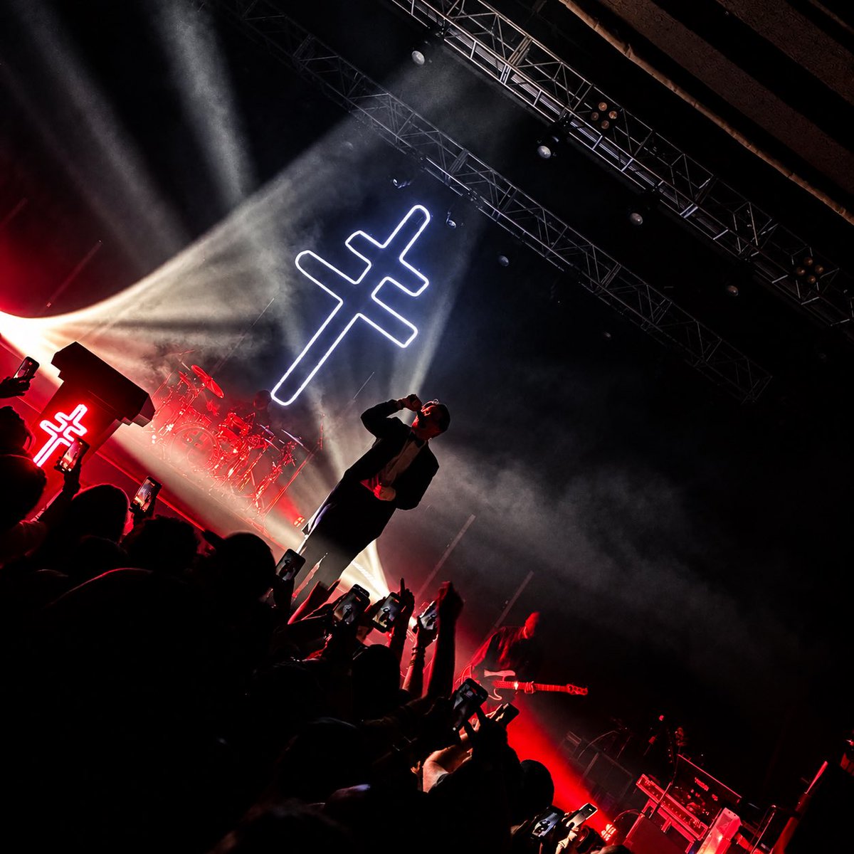 MeelowC's tweet photo. @president_band Awesome show here in San Antonio!!! You all killed it and that @deftones cover!?!? SOOOO Sick!! https://t.co/UJNAap4dtw