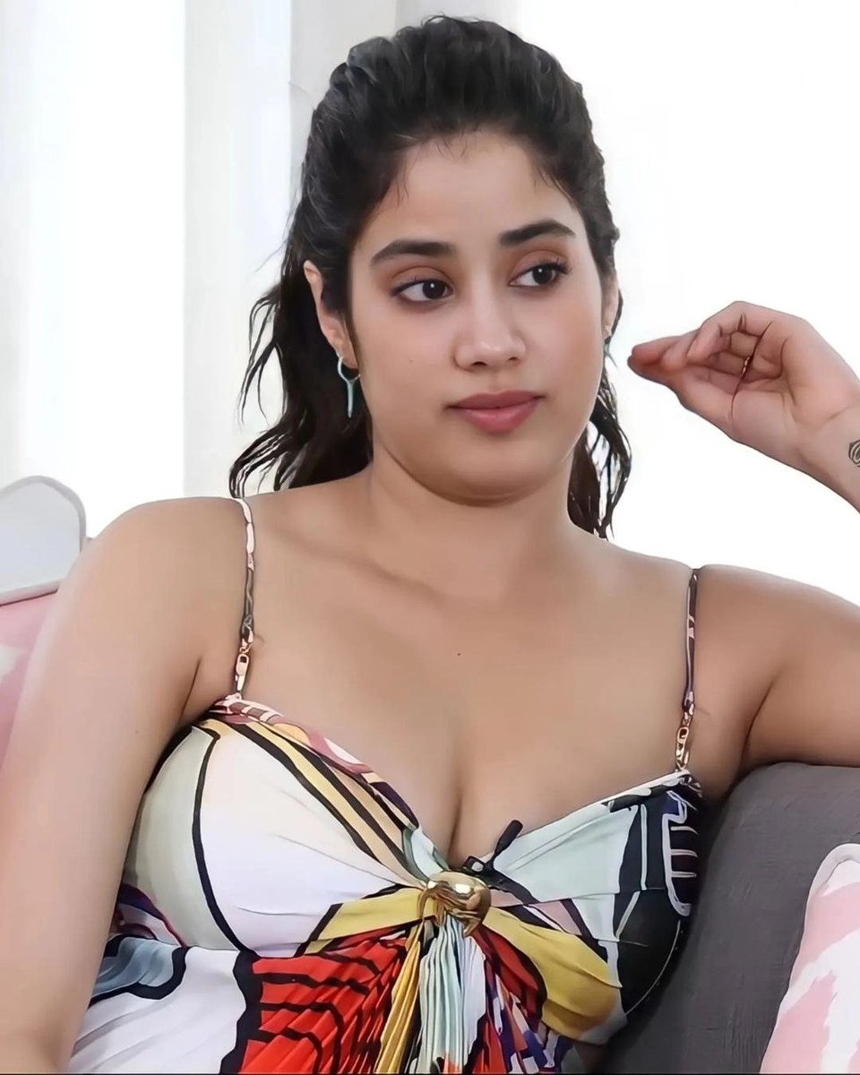 FZMediaOffl's tweet photo. Actress #JanhviKapoor 📷🤍✨ https://t.co/U4kmmRWvN1
