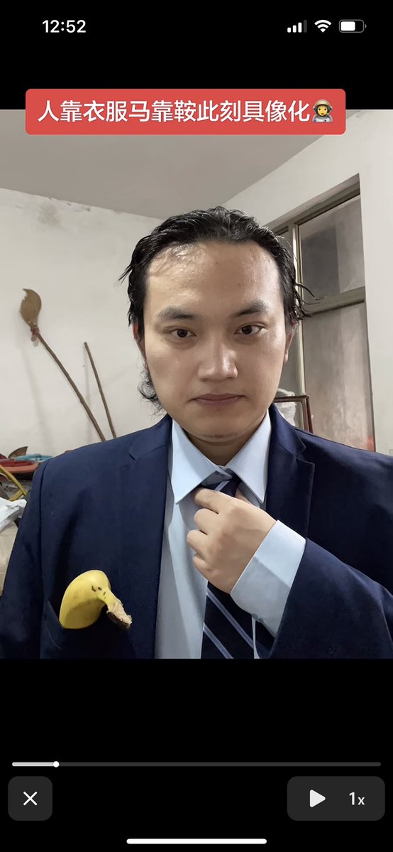 Lixisocs's tweet photo. 这哥们马上在抖音直播模仿孙宇晨，听说刷一个墨镜就去钻行李箱，孙哥会不会去看他直播，想想他开直播场面就搞笑，旁边来一瓶景田，拿个香蕉，继续不得满天飞啊。#孙宇晨 #孙哥 #蓝v https://t.co/psWlkPdARh