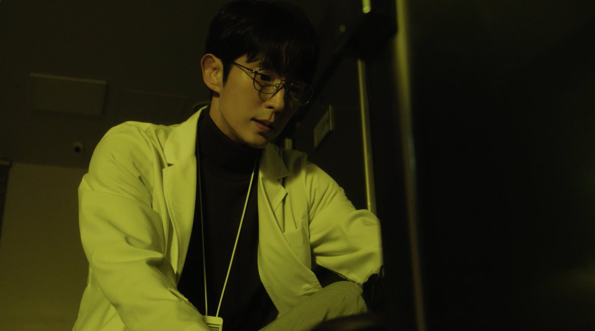 NAMOOACTORS2004's tweet photo. [#NEWS] ‘키드냅 게임’ 사카구치 켄타로VS이준기, 승자는 누구..은밀한 행적
▶ https://t.co/XLKQ91kO05

#이준기 #키드냅게임 #LEEJOONGI #kiDnapGAME https://t.co/xLIoGH7d9a