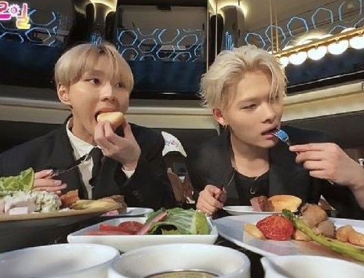 _blissnrk's tweet photo. me eating the black hair ni-ki burger while it lasts because ive learned in this life all good things can disappear in seconds #widsom https://t.co/KYy7f8JoVc
