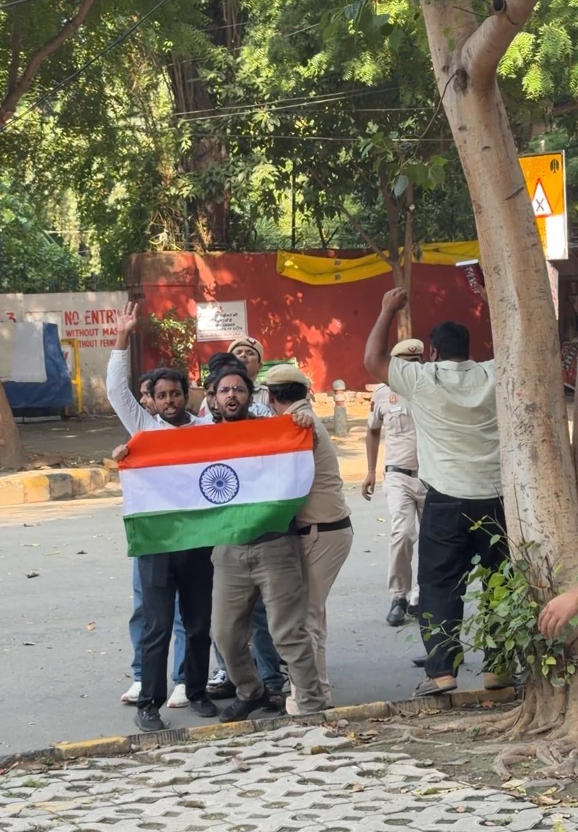 CJP_for_India's tweet photo. तिरंगा के साथ लोकतंत्र को बचाने की लड़ाई जारी है, https://t.co/YIzk6CjEZW