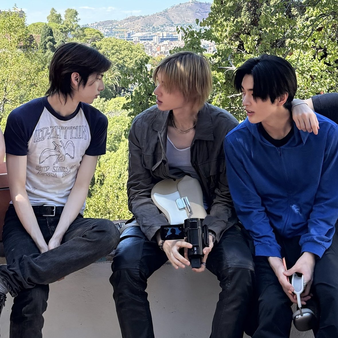 2017truck's tweet photo. What is this triangle love https://t.co/Tt5cXTjhyu