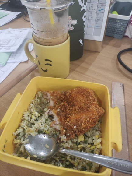 dedek_AzZahra's tweet photo. Selamat makann siangg
Nasi daun jeruk berjumpa dengan katsu https://t.co/PiiwKvKux2