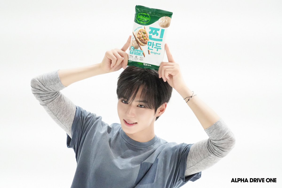 JS____iii's tweet photo. 261013 알디원 플챗 #준서 

bibigo Behind Photo https://t.co/Rr3ehY4k0w