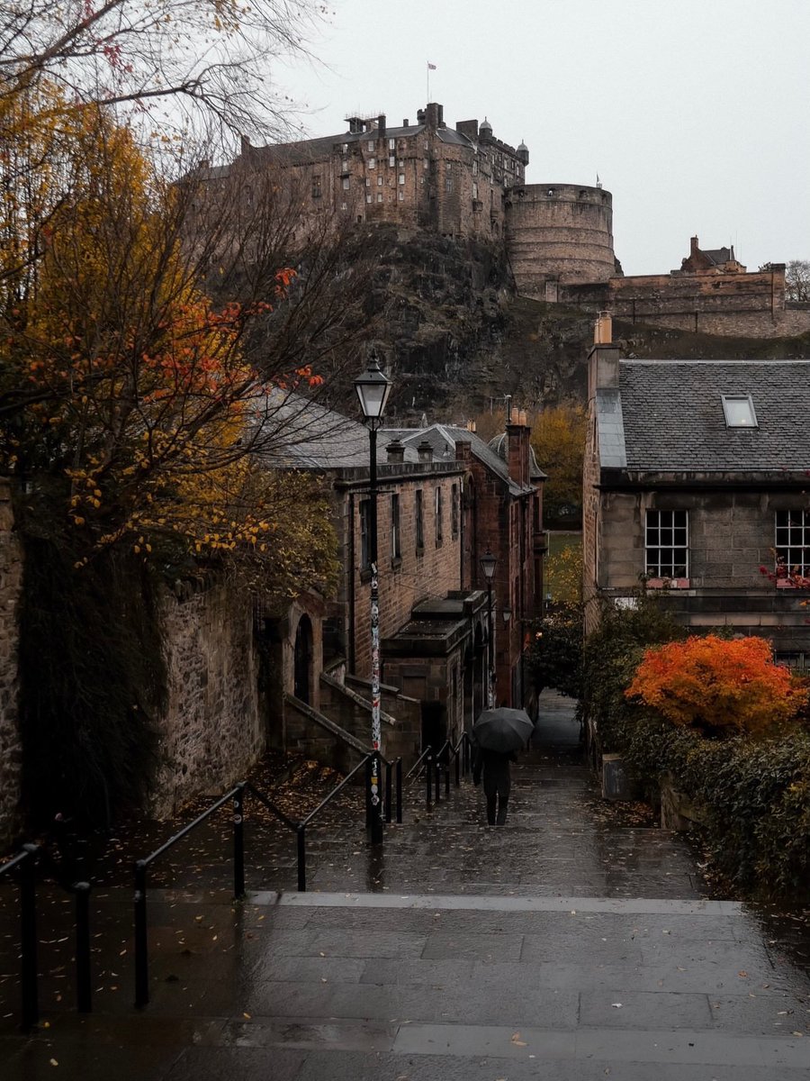 flower6260's tweet photo. Rainy day in Edinburgh ☁ https://t.co/1oE56o5EOp