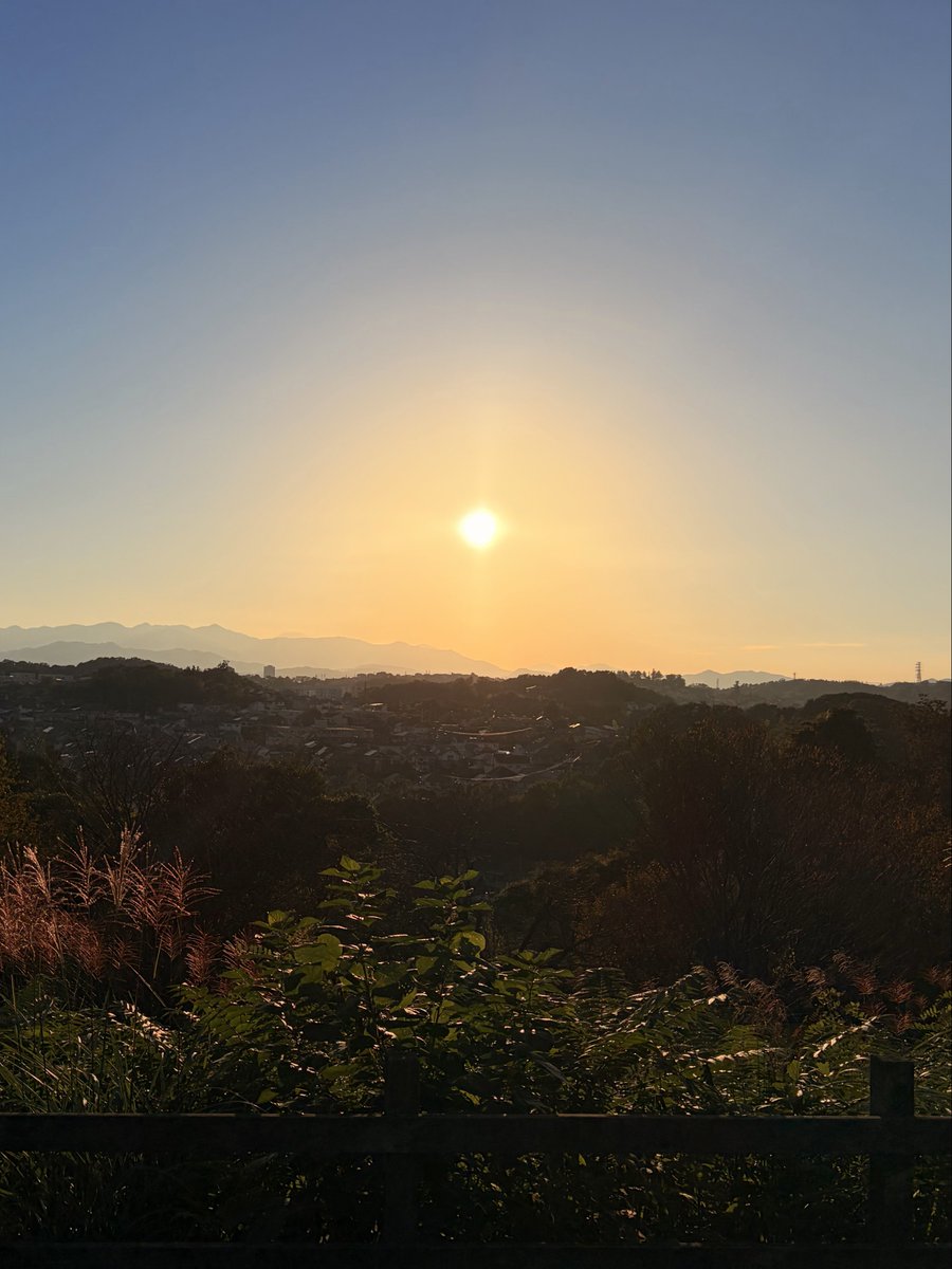 ametoasobou's tweet photo. 人生の悩み
なんてちっぽけに思えるくらい
夕焼けが綺麗 https://t.co/nxk5npi6l0
