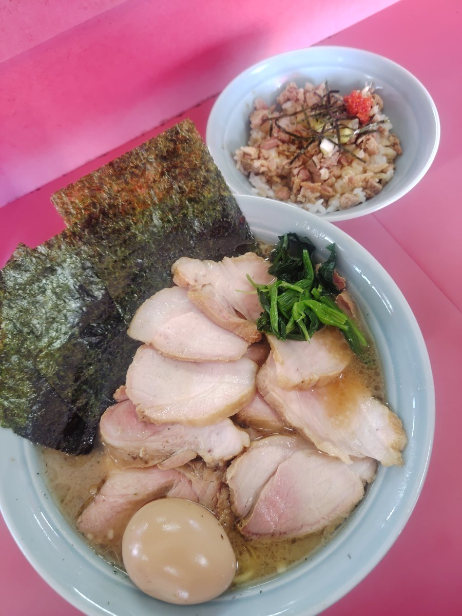 tiidan_kimetsu's tweet photo. お昼
#沼津家
いつもの(硬め)＋🥚

昼時ちょい過ぎでも満車、さすがなのよ🤩

今日もブリンブリン🥩は最高です👑
食っても食ってもまだある🥩

今日はカエシ強めね、麺の色変わってるくらい。スープはちょうどいい感じ👍

食った後の満足感😏
また来ます💯 https://t.co/FNC2RuHqDm