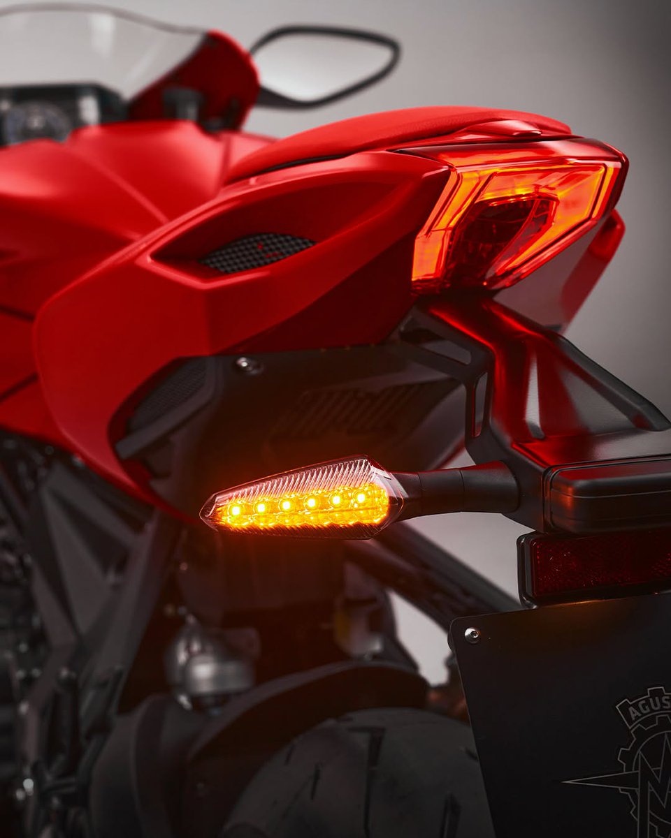 mvagustajp's tweet photo. 赤は、周囲に溶け込むための色じゃない。己の存在を鮮烈に刻む色だ。そう、F3 Rのように。
#MVAgusta #MotorcycleArt #F3R https://t.co/BTRCTEFnO7