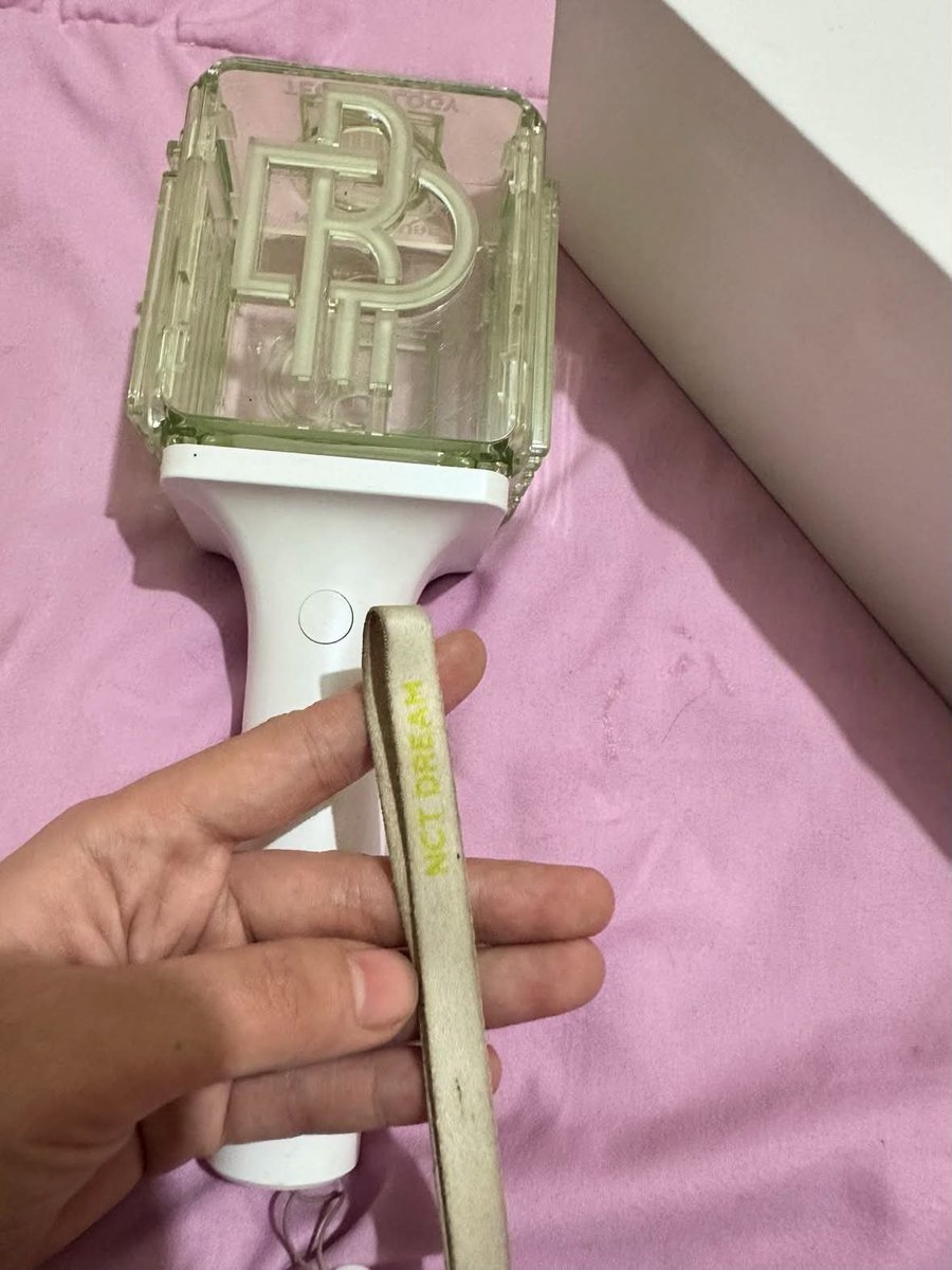 olcyvx's tweet photo. wts preloved ls nct dream
 ls nct dream ver2 430k (ada noda strap)
video condi detail nya dm yaa

 splitpay co shopee
wts wtb wtt wta lightstick Is nct nctdream nct https://t.co/HBoHWfC9Iv