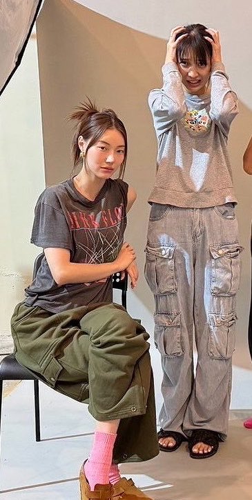 stanahjin's tweet photo. ตัวแม่หน้าเหวี่ยง(ถุงเท้าสีชมพู)กับติ๋มหน้าเต้าหู้มากมากกกกกก https://t.co/M8dJzMkz1v