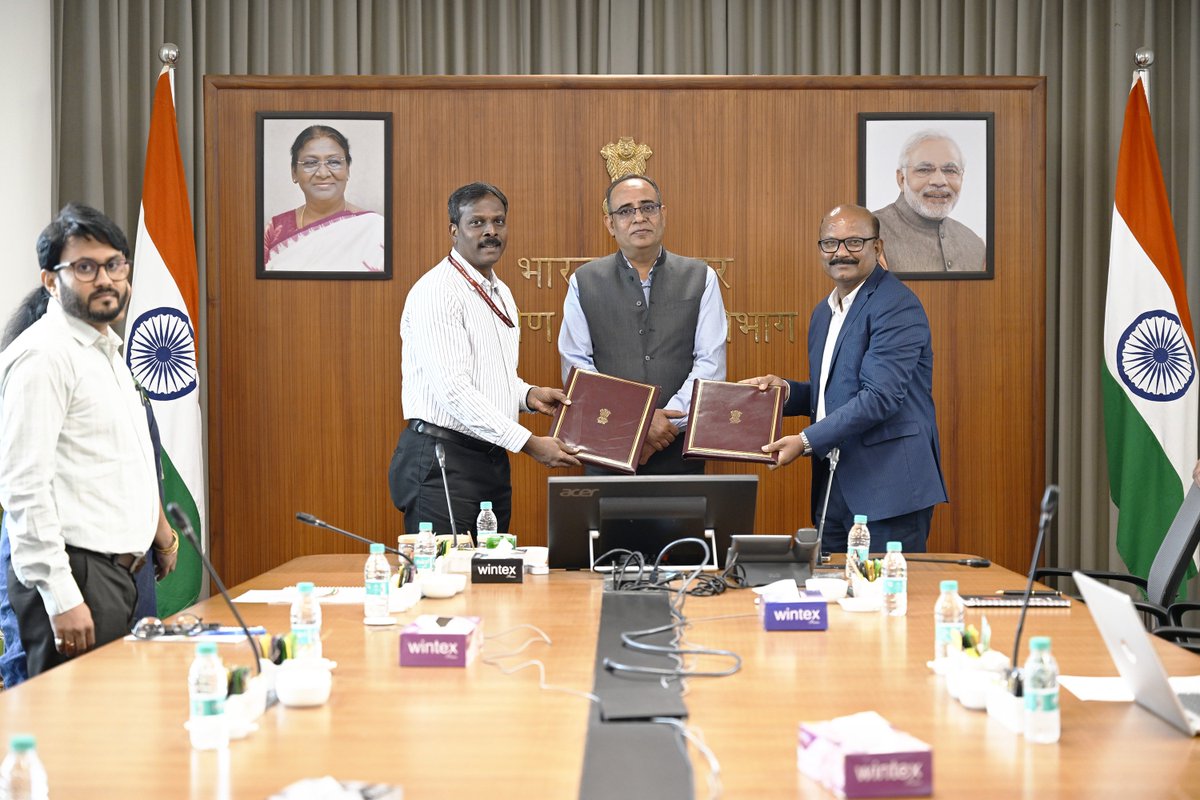 PIB_India's tweet photo. ▶️Ministry of Rural Development signed MoU with National Academy of RUDSETI to strengthen training standards, institutional capacity, Settlement, Credit linkage and monitoring of Rural Self Employment Training Institutes

▶️ A key focus of the partnership will be to improve candidate registration through Kaushal Panjee and Aadhaar-based face authentication through the Aadhaar Enabled Biometric Attendance System (AEBAS), while enhancing the quality and relevance of training delivered through RSETIs

Read here to know more: https://t.co/D2inkWj80j 

@MoRD_GoI
