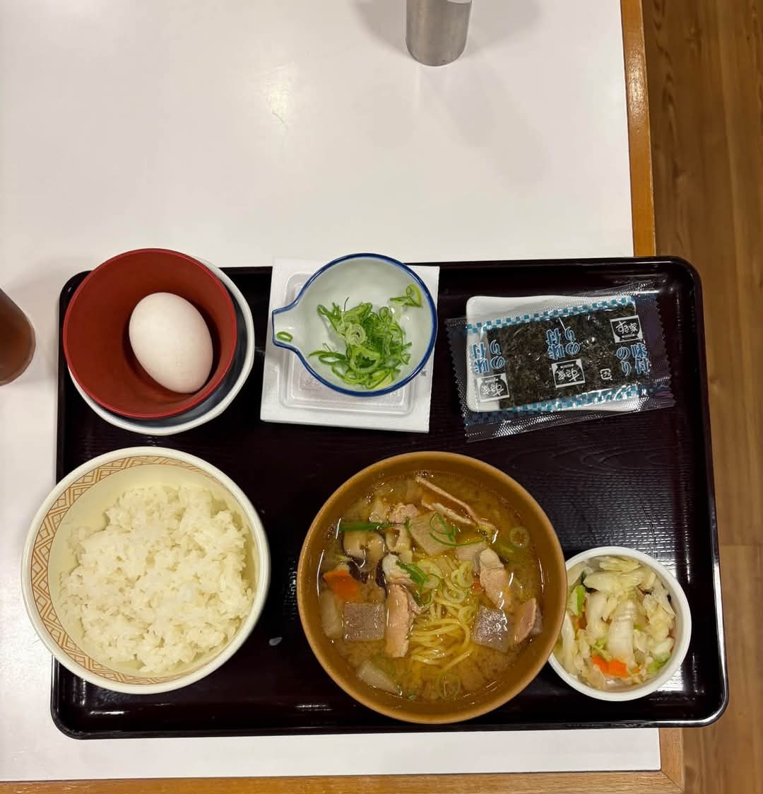 hide_2014's tweet photo. 今日のひでさん♨️モーニング☀️

すき家さんの｢とん汁みそらーめんモーニングセット｣🍚🥚🍜

 ランチは｢カツ丼せいろセット｣

今週末は……
高校野球⚾秋季関東大会の応援で、ぐんま帝国に入国します🚘 https://t.co/114VyF2KVl