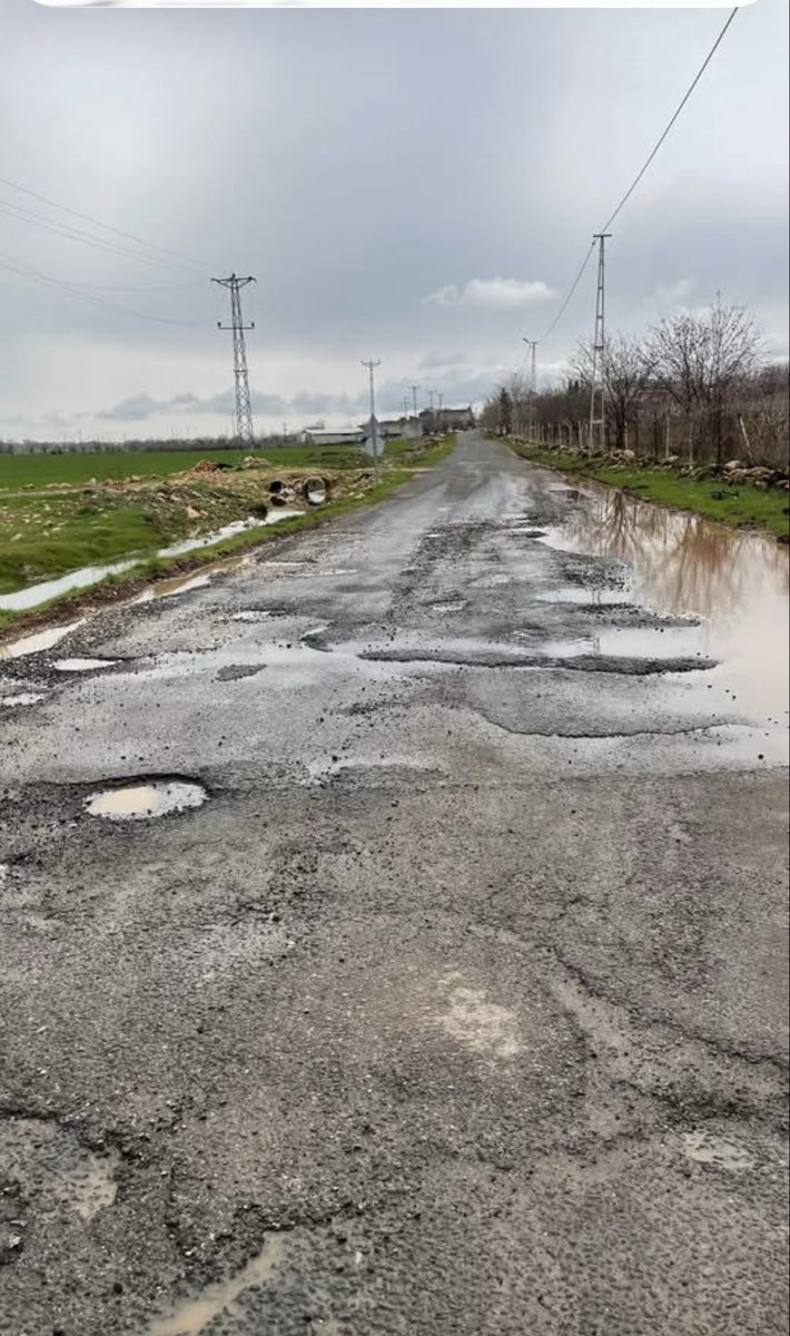 MTanal's tweet photo. ŞANLIURFA HİLVAN’DA YOL ÇİLEYE DÖNDÜ! VATANDAŞ TAŞ TAŞIYOR, BELEDİYELER NEYİ BEKLİYOR?

Şanlıurfa’nın Hilvan ilçesinde eski feribot yolunun hali ortada! Asfalt parçalanmış, çukurlar suyla dolmuş; vatandaşlarımız yolu kendi elleriyle geçilebilir hale getirmeye çalışıyor.

Hemşehrilerimiz “Hastamız var, acil işimiz var, araçlarımız zarar görüyor!” diye sesleniyor.

Hilvanlı hastaneye giderken çukurla, çocuk okula giderken çamurla mücadele etmek zorunda mı?

Bu yolun her çukuru vatandaşın cebine masraf, hayatına zorluk, ulaşımına tehlike demektir. Ambulansın, okul servisinin, çiftçinin güvenle geçeceği bir yol sağlamak için daha ne bekliyorsunuz?

Vatandaş vergisini ödüyor. Üstüne taş taşıyıp çukur da kapatıyor.

Belediyenin sorumluluğunu vatandaşın sırtına yükleyemezsiniz.

Şanlıurfa Büyükşehir Belediyesi ve Hilvan Belediyesi: Hemşehrilerimizin sesini duyun, bu yolu güvenli hale getirin.

ŞANLIURFA HİLVAN’A BU ÇİLEYİ REVA GÖREMEZSİNİZ.
VATANDAŞIN SABRINI DEĞİL, YOLUNU DÜZELTİN.

@csbgovtr @UrfaValiligi @sanliurfabld
