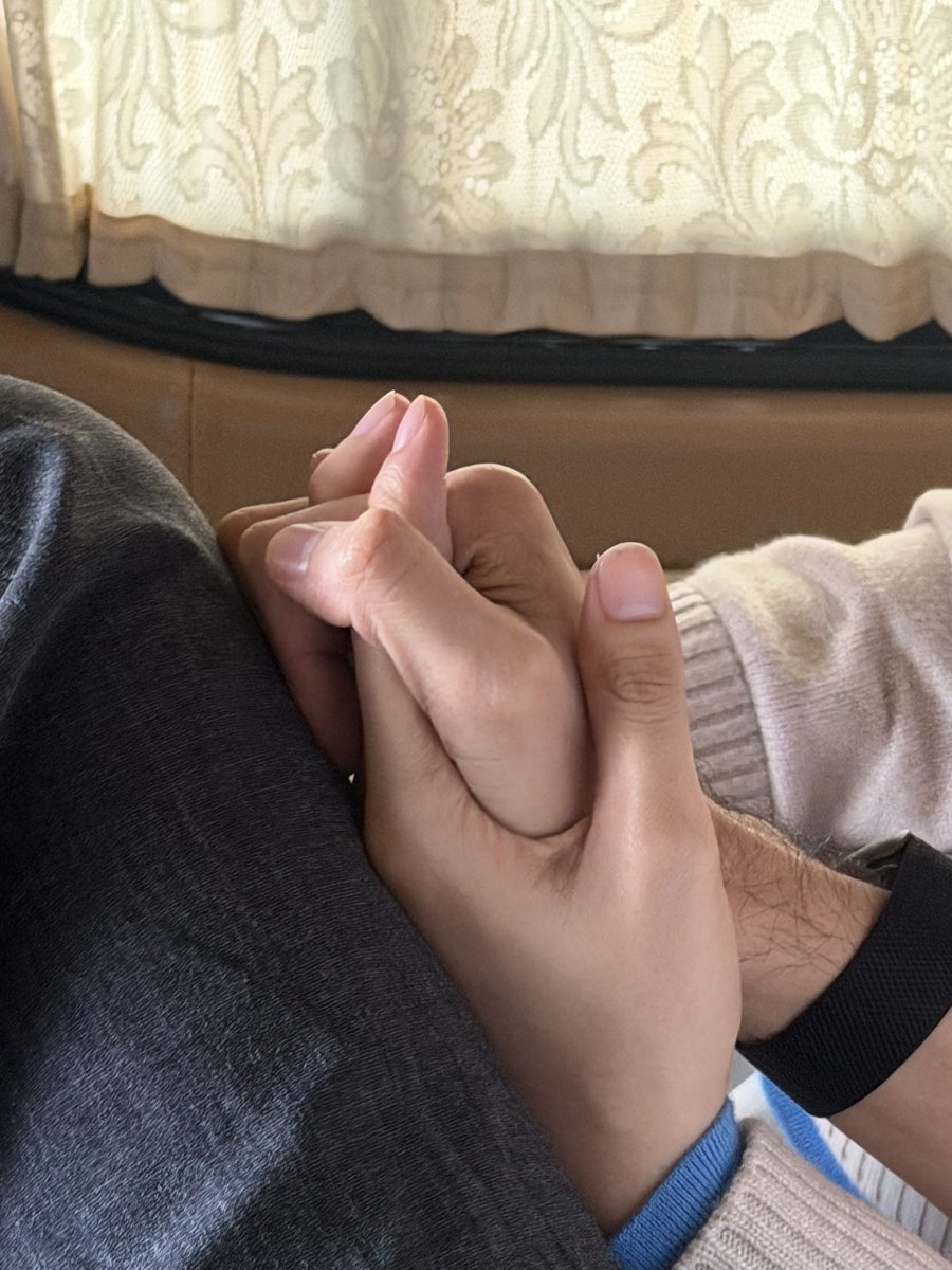 darksideangel88's tweet photo. หนึ่งใน act of love ของเก่งน้ำปิง พวกฮีชอบจับมือกันจริงๆ ละต้องจับแบบประสานมือด้วยนะ พฤติกรรมคือสิ่งนั้นมาก 🫠 https://t.co/vZOUEsXS4t