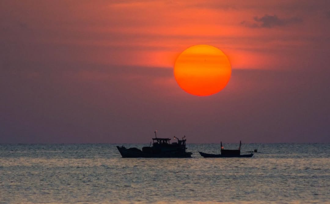 sorayaperfect's tweet photo. When night falls in Phu Quoc, the adventure begins. Drift across calm waters at sunset, then try night squid fishing under the stars. Enjoy the ocean breeze, catch your own squid, and savor a fresh dinner on board. https://t.co/AzaYe1mIzD