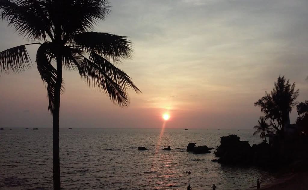 sorayaperfect's tweet photo. When night falls in Phu Quoc, the adventure begins. Drift across calm waters at sunset, then try night squid fishing under the stars. Enjoy the ocean breeze, catch your own squid, and savor a fresh dinner on board. https://t.co/AzaYe1mIzD