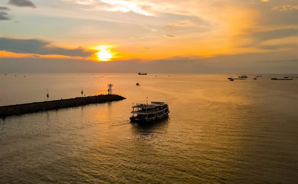 sorayaperfect's tweet photo. When night falls in Phu Quoc, the adventure begins. Drift across calm waters at sunset, then try night squid fishing under the stars. Enjoy the ocean breeze, catch your own squid, and savor a fresh dinner on board. https://t.co/AzaYe1mIzD