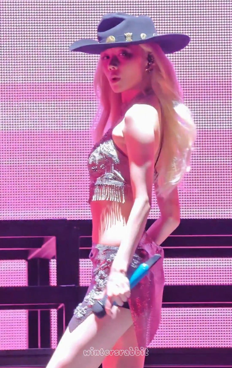 lisamjeong's tweet photo. WHY IS THIS BITCH??? SUDDENLY A MUSCLE MOMMY??!!! WHAT THE FUCK https://t.co/75f0z1Rejn
