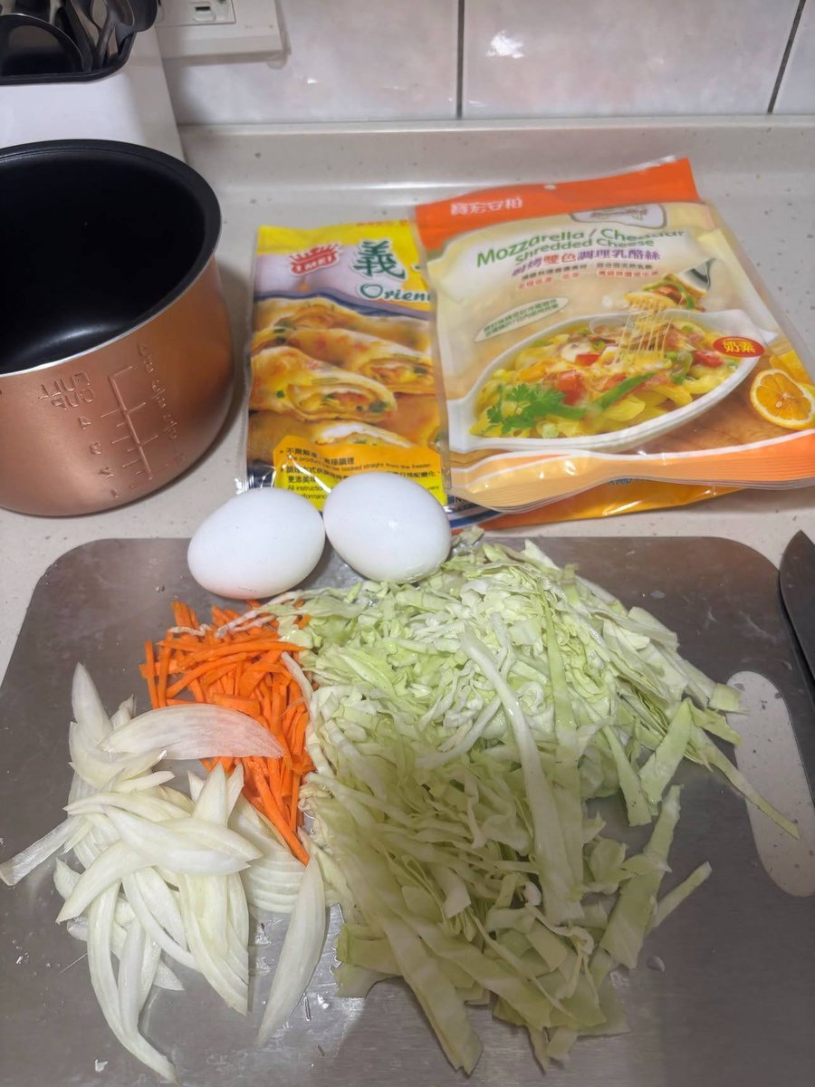 bangbang02_17's tweet photo. 自製蛋餅，備料也不會太麻煩~
手藝還是不差的，簡簡單單又是一餐午餐搞定 https://t.co/cUB4qTaHQo