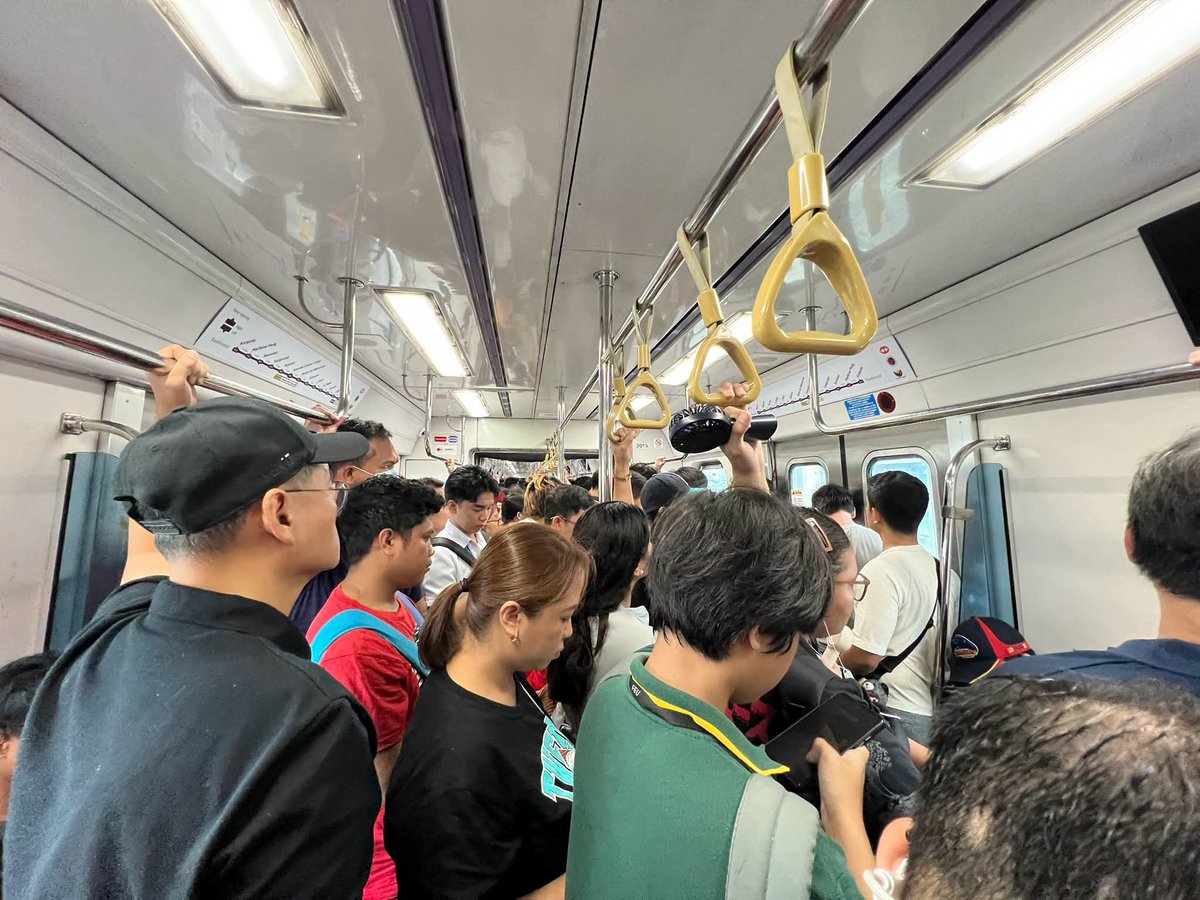 _izzylee's tweet photo. DOTr Sec. Giovanni Lopez inspected LRT-2 Antipolo Station and ordered the LRTA to ease passenger queues and coordinate with the LTFRB for faster bus deployment along LRT-2 routes. @ABSCBNNews https://t.co/PcY13Yvk5o