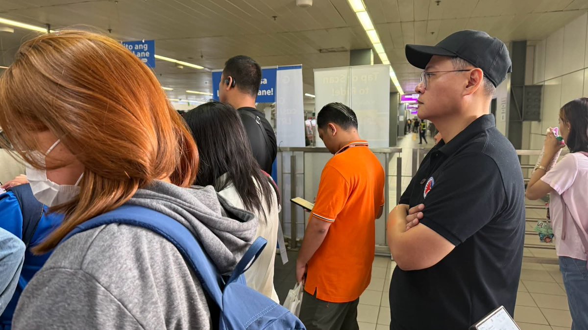 _izzylee's tweet photo. DOTr Sec. Giovanni Lopez inspected LRT-2 Antipolo Station and ordered the LRTA to ease passenger queues and coordinate with the LTFRB for faster bus deployment along LRT-2 routes. @ABSCBNNews https://t.co/PcY13Yvk5o