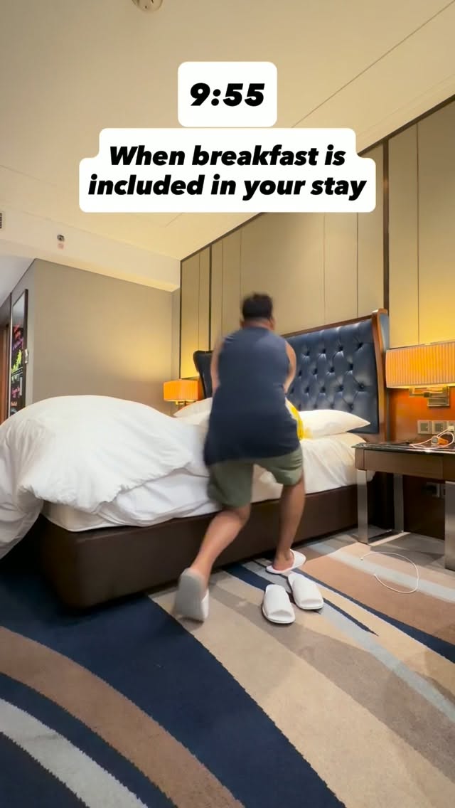 xoloiscuintle's tweet photo. Complimentary breakfast ends at 10 AM. We wake up at 9:55. The race is https://t.co/ujcTWWyHcd