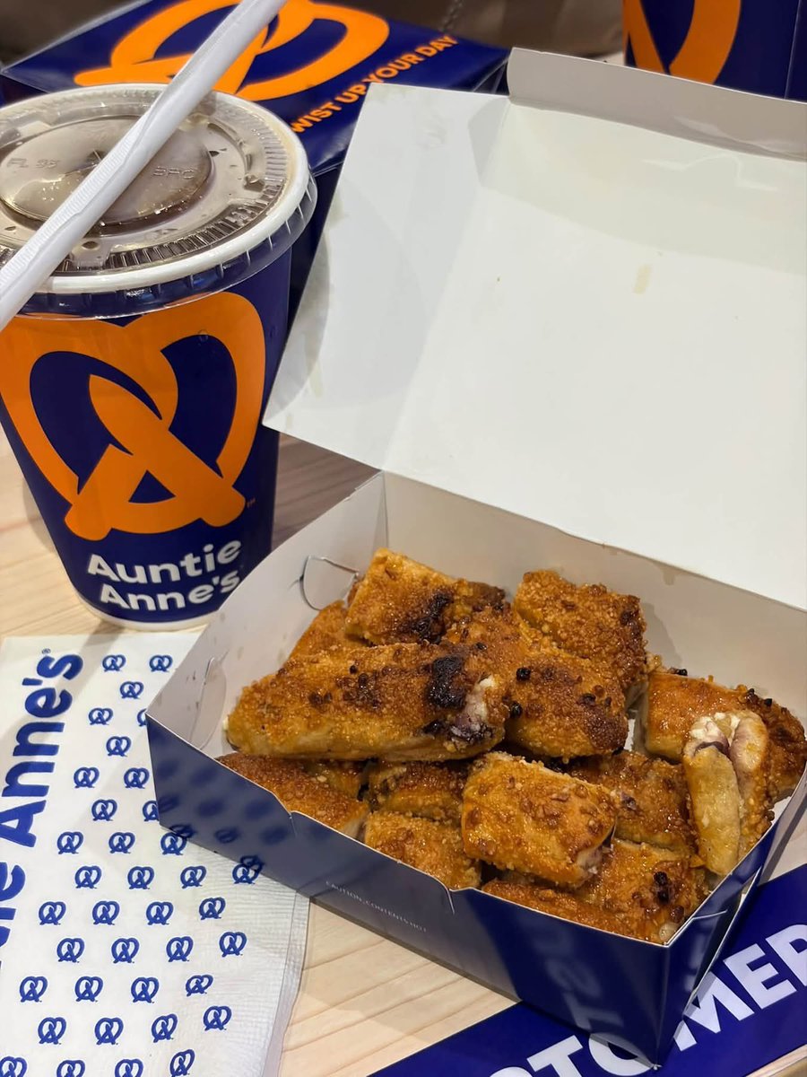 velourazi's tweet photo. my fave is back!! may blueberry cream cheese nuggets na ulit sa Auntie Anne’s! https://t.co/YwgICnaCAA