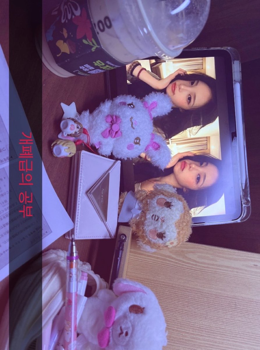 44_j3's tweet photo. 공부못하는사람특: 책상에 이쁜게 많아야 공부함 https://t.co/bcMv24khDW