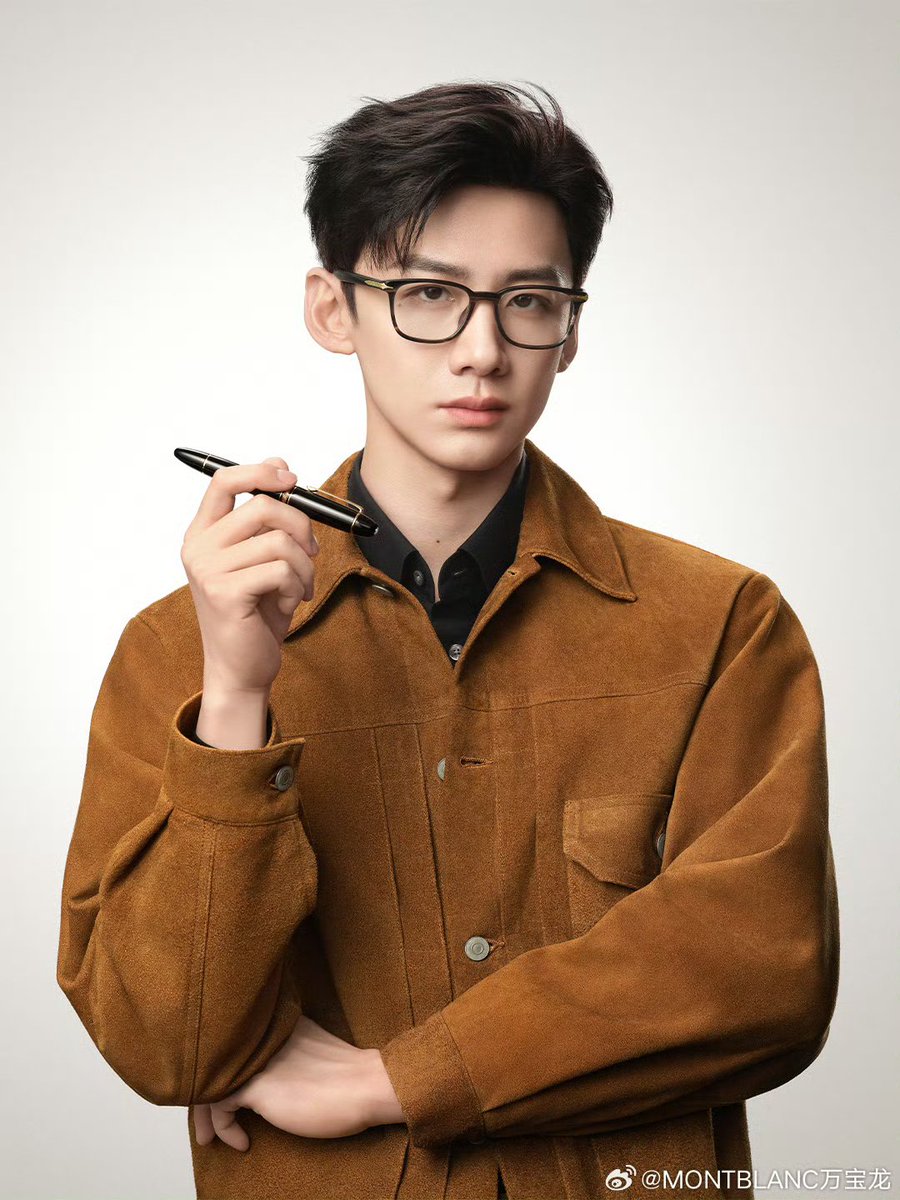 baijingting_th's tweet photo. 261013 Montblanc Weibo Update 

ไป๋จิ้งถิง | แว่นตาคอลเลกชันฤดูใบไม้ร่วง–ฤดูหนาว 2026 จาก Montblanc

เมื่อสายตาทอดมองออกไป แรงบันดาลใจก็มีที่มาให้ค้นพบ ไป๋จิ้งถิง แบรนด์แอมบาสเดอร์แว่นตาประจำภูมิภาคเอเชียแปซิฟิกของ Montblanc ถ่ายทอดแคมเปญโฆษณาคอลเลกชันแว่นตา Fall/Winter 2026

#白敬亭 #BaiJingting #ไป๋จิ้งถิง