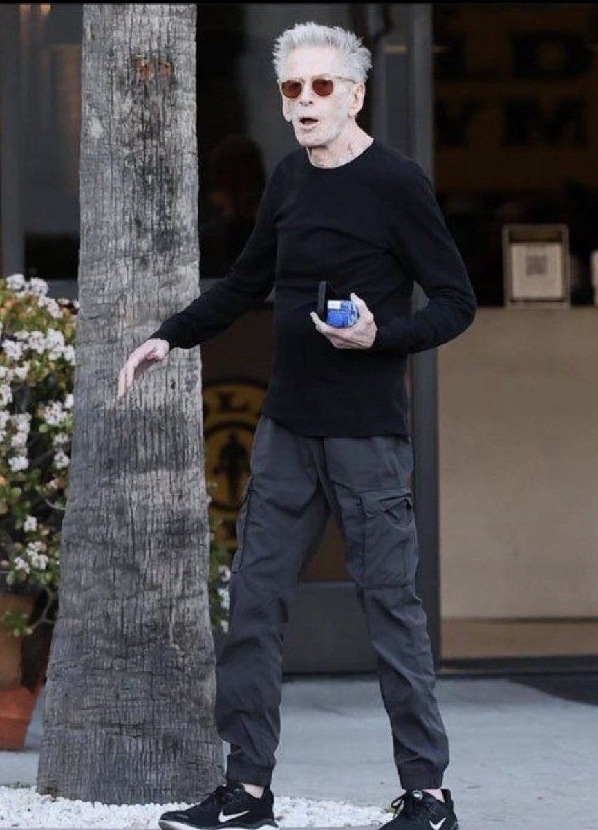 NonChalant8ocs's tweet photo. Calvin Klein,83, and his 37 year old boyfriend kevin bekar spotted leaving the gym together. https://t.co/VR9bxRQsYm