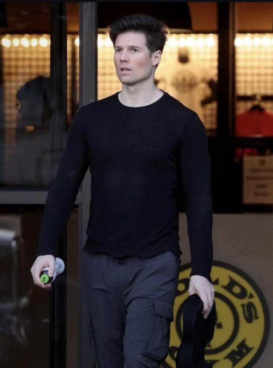 NonChalant8ocs's tweet photo. Calvin Klein,83, and his 37 year old boyfriend kevin bekar spotted leaving the gym together. https://t.co/VR9bxRQsYm