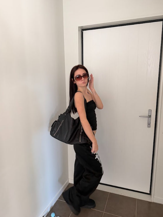 chelsearssll's tweet photo. i feel like this outfit says a lot about me, but i'll let u decide what kind of girl u think i am. https://t.co/dQ7JqKCvDR