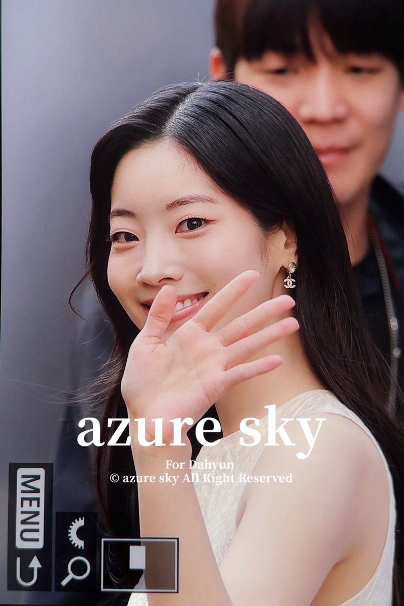 azuresky528's tweet photo. 261013 숨37°

👋🏻

#TWICE #트와이스 #DAHYUN #다현 https://t.co/TAA8sBVgmX