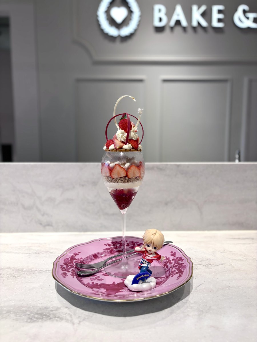 21ME0's tweet photo. 📍SALON BAKE＆TEA

美味しかったパフェ(/・ω・)/🍓⭐️ https://t.co/xbQqZKCuAI