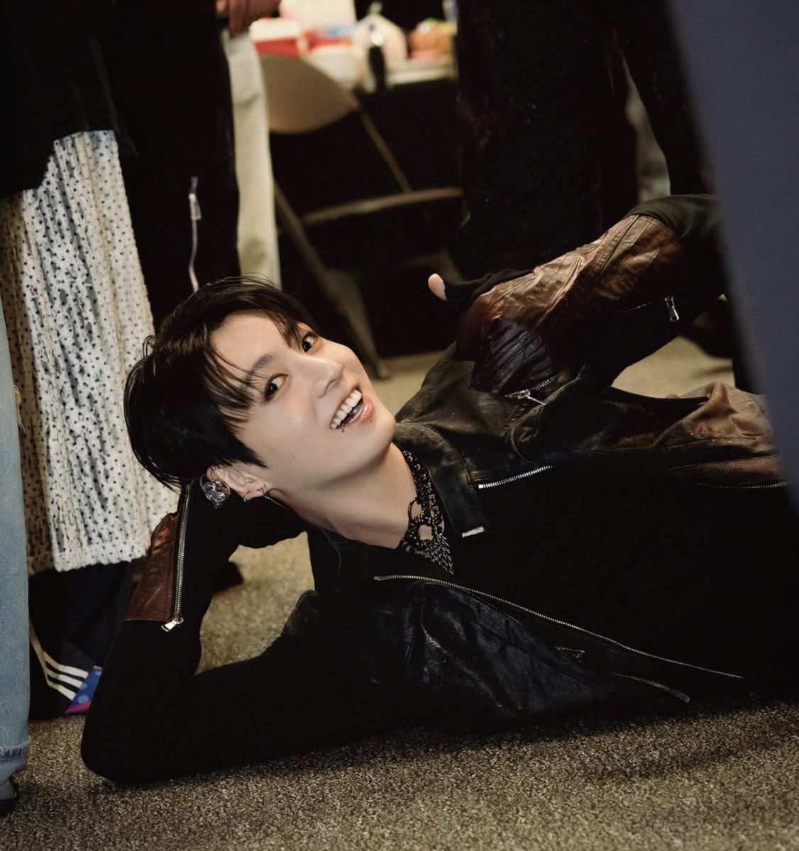 sun__hobi's tweet photo. Nosotras esperando fotos de Lima y jungkook poniendo New York, Boston en ig
JAJAJAJAJA https://t.co/IPZmTMHuch
