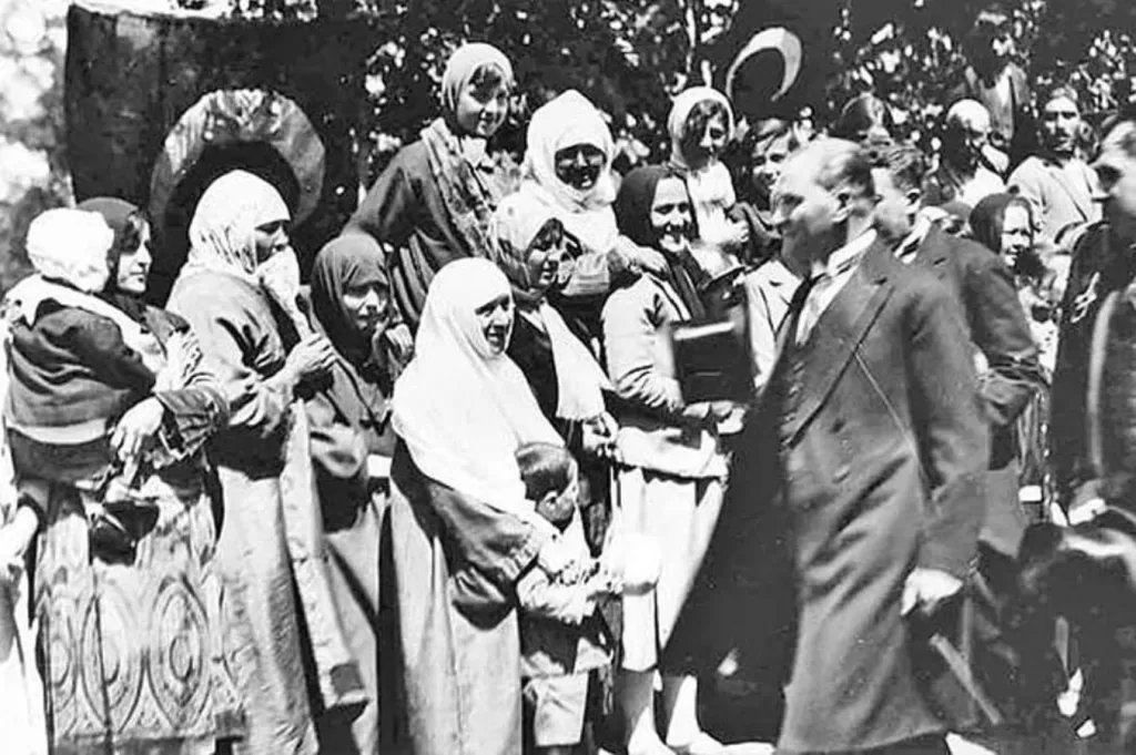 baldur061's tweet photo. Profilde Atatürk var başörtü düşmanlığı yapıyor gülümse geç https://t.co/vSPHRYCutm