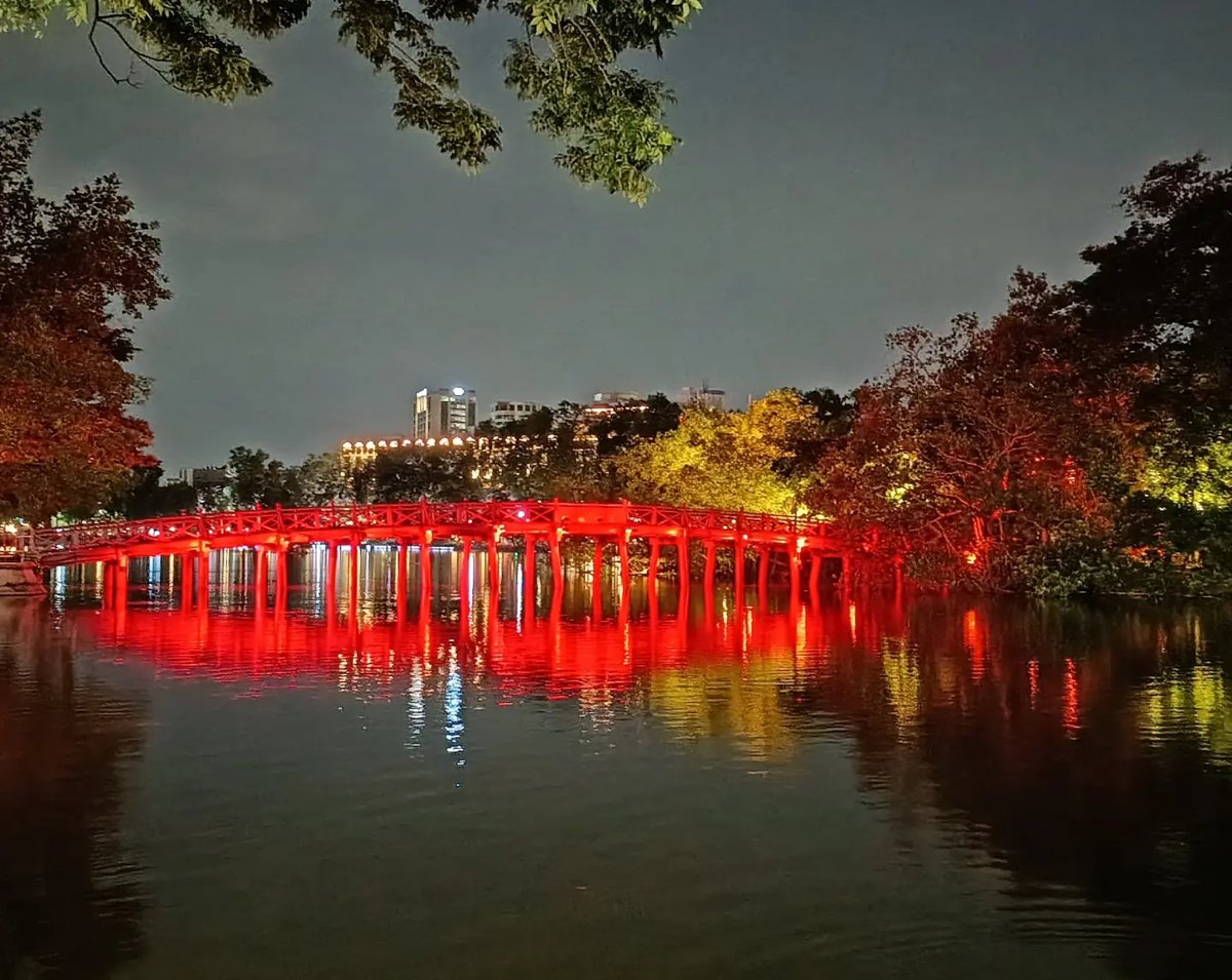 ElManuVillero's tweet photo. Huc Bridge at night, its bright lights shimmering across the lake. A peaceful way to spend an evening in Hanoi. https://t.co/VBjtzPmaya
