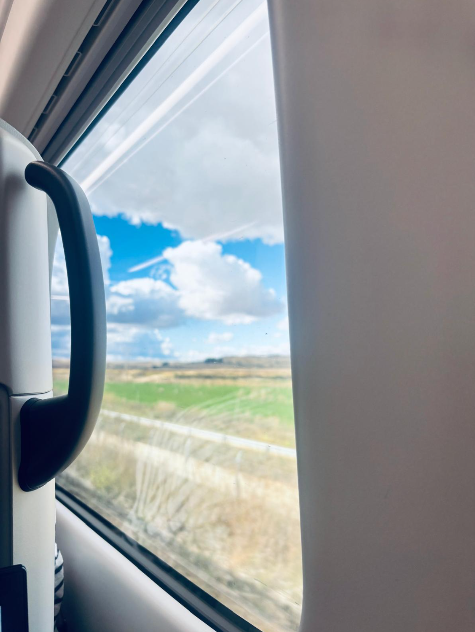 drapauloren's tweet photo. 🚄 Rumbo a Santiago. #SEMERGEN26 me dejó la oportunidad de participar como ponente y moderadora, compartir experiencias con compañeros de toda España y seguir aprendiendo de una Atención Primaria que no deja de avanzar @SEMERGENap https://t.co/nkOSJ9wmzB