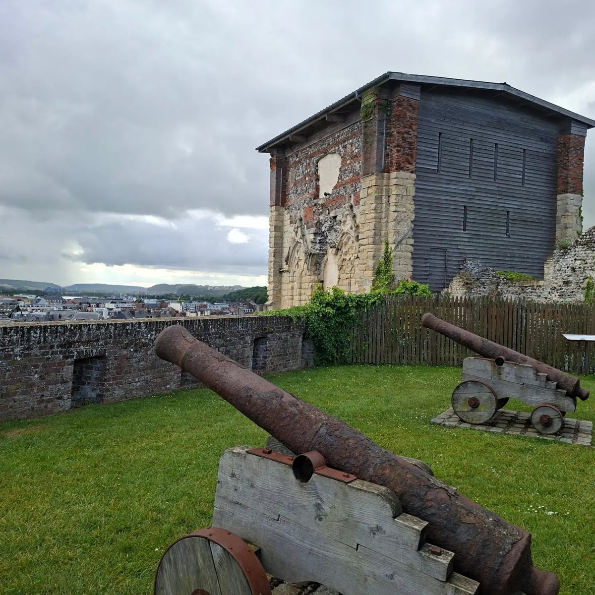 TigreK2010's tweet photo. Dieppe offers stunning coastline, pebble beaches, a historic castle and medieval gates. Its defining legacy is the August 1942 raid, a crucial lesson in Europe’s liberation from Nazi control. Full-day visits available from Rouen, Le Havre, Honfleur https://t.co/9QG2v0mTD3