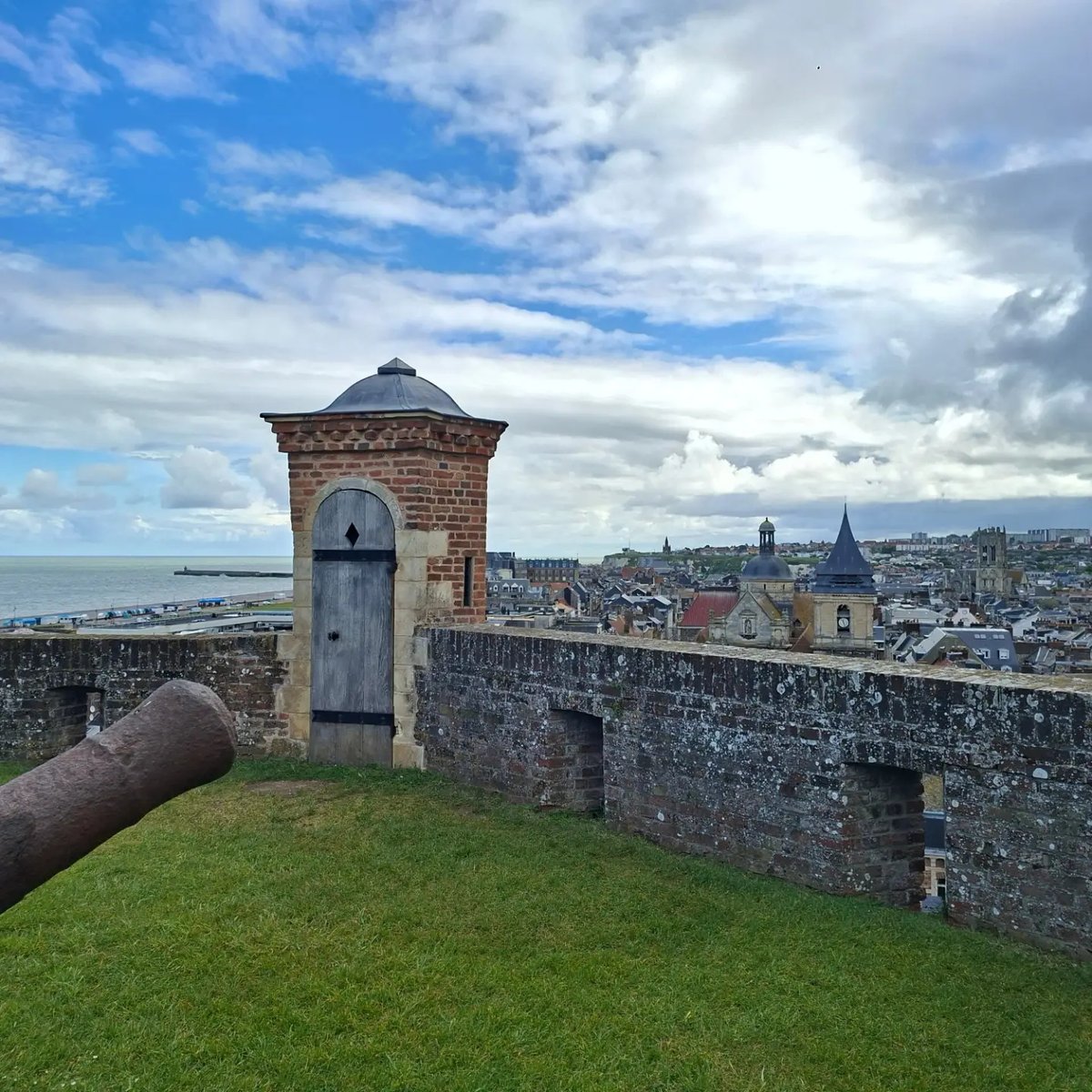 TigreK2010's tweet photo. Dieppe offers stunning coastline, pebble beaches, a historic castle and medieval gates. Its defining legacy is the August 1942 raid, a crucial lesson in Europe’s liberation from Nazi control. Full-day visits available from Rouen, Le Havre, Honfleur https://t.co/9QG2v0mTD3