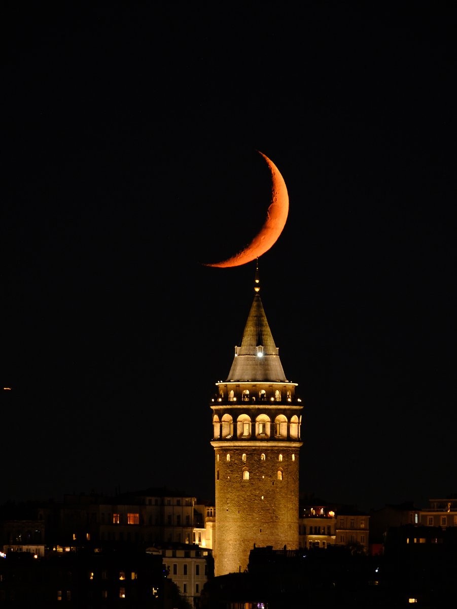 ElmaCelma's tweet photo. Galata Kulesi ile Yeni Ay’ın eşsiz kavuşması, 17 Temmuz 2027. https://t.co/awTwUWiiJ6