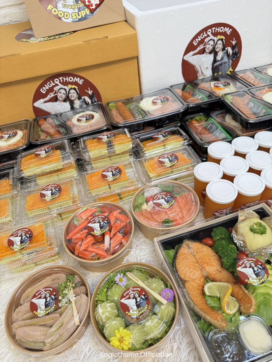 Englothome's tweet photo. ทาง #บ้านคู่อิงล็อต ได้ส่ง Food Support ให้ “อิงฟ้า วราหะ” และทีมงานวันปิดกองถ่ายภาพยนตร์ Lady Bee ทานให้อร่อยนะคะ เติมพลังเยอะๆน๊าาา  💘✨

🩵อิงฟ้า🩵
- Salmon Steak 
- Fresh Salmon 
- Boiled Banana 
- Crab Stick Salad 
- มะนาวลูก+พริกเกลือลาว  
- มะม่วงเปรี้ยว+พริกเกลือลาว 
- โค้ก 
- น้ำมะพร้าว 

#LadyBee 
#อิงฟ้ามหาชน #EngfaWaraha ​
#อิงล็อต #englot​ #บ้านคู่อิงล็อต  
@EWaraha