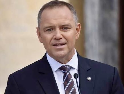 NowySwiat24's tweet photo. Prezydent Nawrocki mocno o „dystrybucji strachu” przez Donalda Tuska. Kilka fragmentów z dzisiejszego wywiadu dla „Rzeczpospolitej”.👇

1. „Mam trochę żalu do nieodpowiedzialnych polityków, którzy straszą Polaków wojną z powodów czysto politycznych, sondażowych. Ktoś, kto ma w sobie polską duszę, nosi w sobie pamięć o wielowiekowym zagrożeniu ze strony Rosji, nie może być zdziwiony. Nie możemy jednak pozwolić, by świadomość tego zagrożenia przerodziła się w paraliżujący strach, który osłabia naszą odporność i zdolność do działania.”

2. „Wypowiedzi premiera wywołały emocje nie tylko w Polsce, ale też w Europie. Postawiło nas to w bardzo trudnej sytuacji wobec sojuszników. Tak było z wywiadem w „Financial Times” i z wymyślonym przez pana premiera raportem CIA. Kiedy spotykam się z naszymi partnerami na świecie, słyszę wprost pytanie: czy wy wiecie coś więcej niż my?”

3. „Informacje, które dziś publicznie podaje premier Donald Tusk, miałem już wtedy, kiedy zostałem prezydentem. Zmieniło się jedno: jeden z polityków uporczywie wykorzystuje to zagrożenie dla własnych korzyści politycznych.”

4. „Dziś musimy zrobić wszystko, żeby do wojny nie doszło. Na tym powinni się skupić zarówno prezydent, jak i premier Rzeczypospolitej: żeby się zbroić, dbać o relacje międzynarodowe, nie obrażać naszych najsilniejszych sojuszników i przede wszystkim, żeby z powodu prywatno-partyjnych interesów nie realizować dystrybucji strachu. Ona dziś Polsce nie służy.”