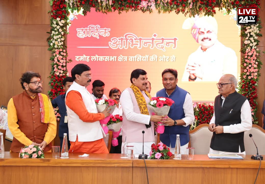live24tvv's tweet photo. दमोह में मुख्यमंत्री डॉ. मोहन यादव का भव्य अभिनंदन! विकास योजनाओं को लागू करने पर नागरिकों, विभिन्न संगठनों और जनप्रतिनिधियों ने पुष्पहार व स्मृति चिन्ह भेंट कर जताया आभार। @DrMohanYadav51   #Damoh #MPNews #Development #Live24TV